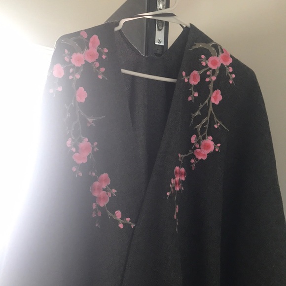 Cape - Picture 4 of 4